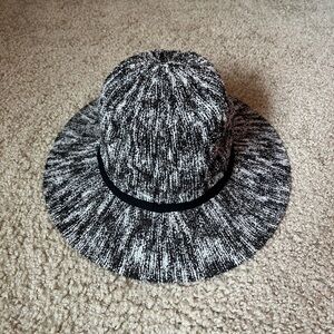 Like new - Structured Knit Hat Sun Hat Panama Hat - black white